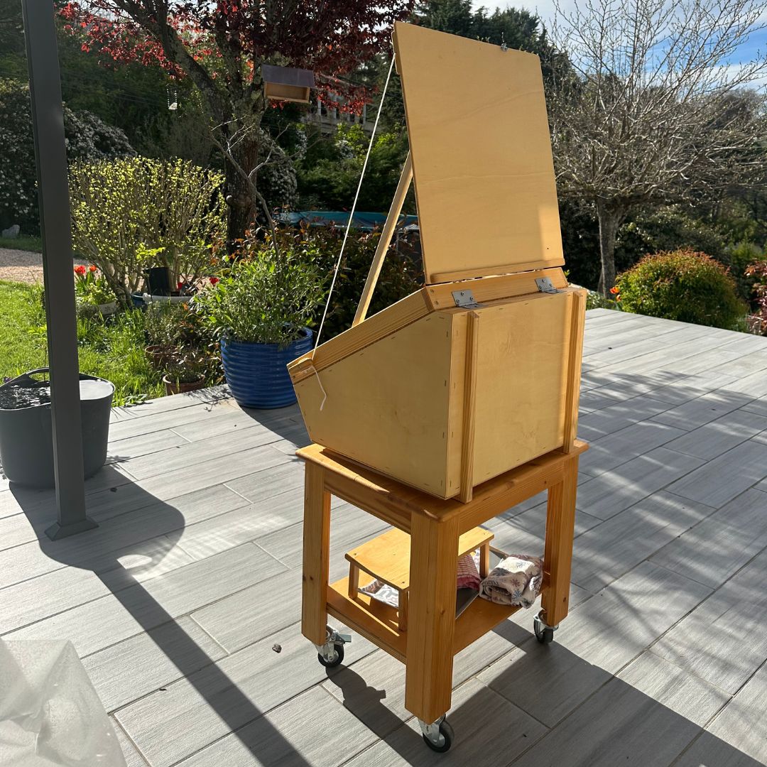 Rolling support for solar oven